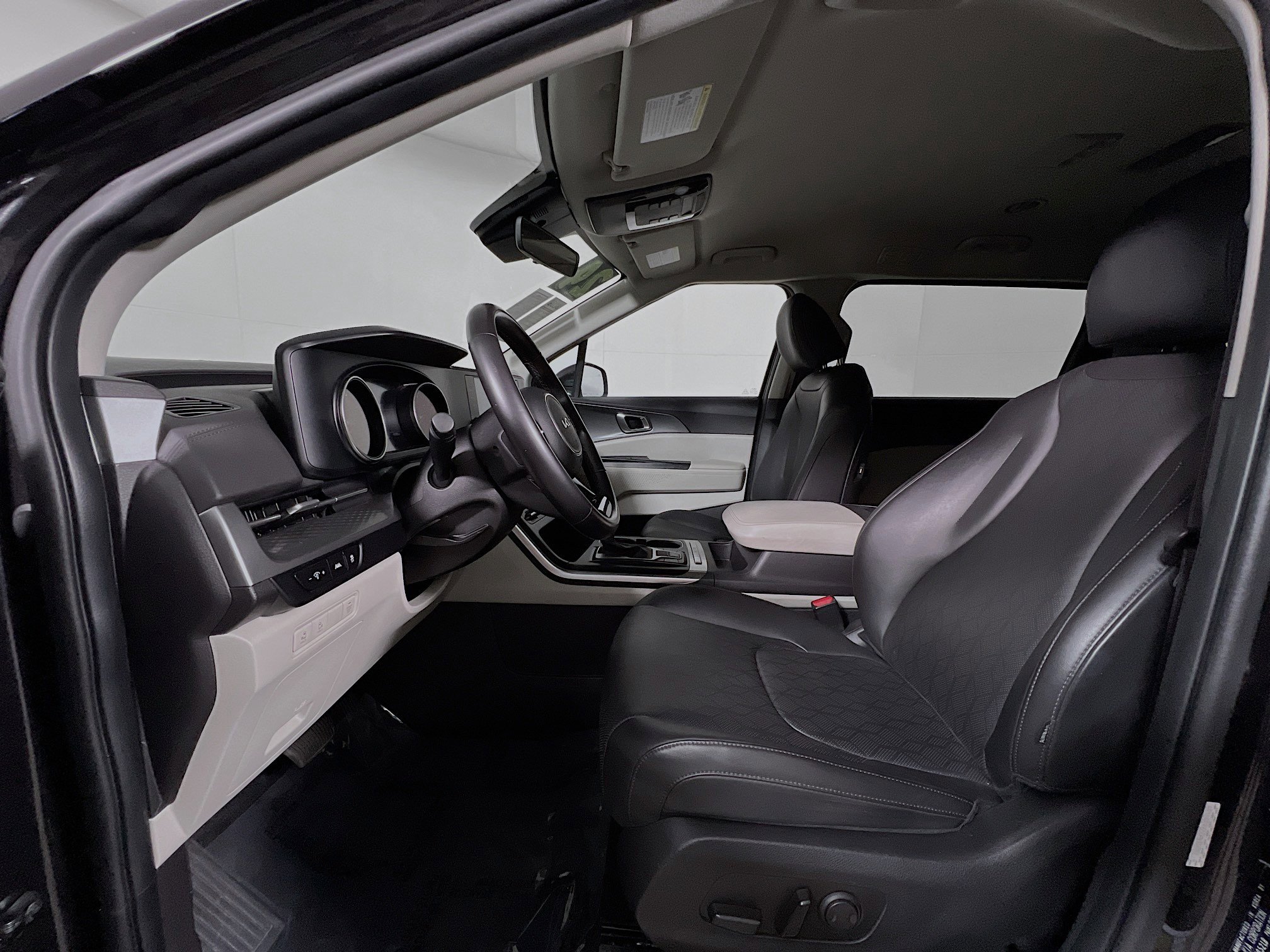 Used 2024 Kia Carnival LX image 15