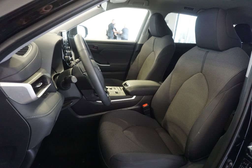 Used 2021 Toyota Highlander LE AWD/4WD image 17
