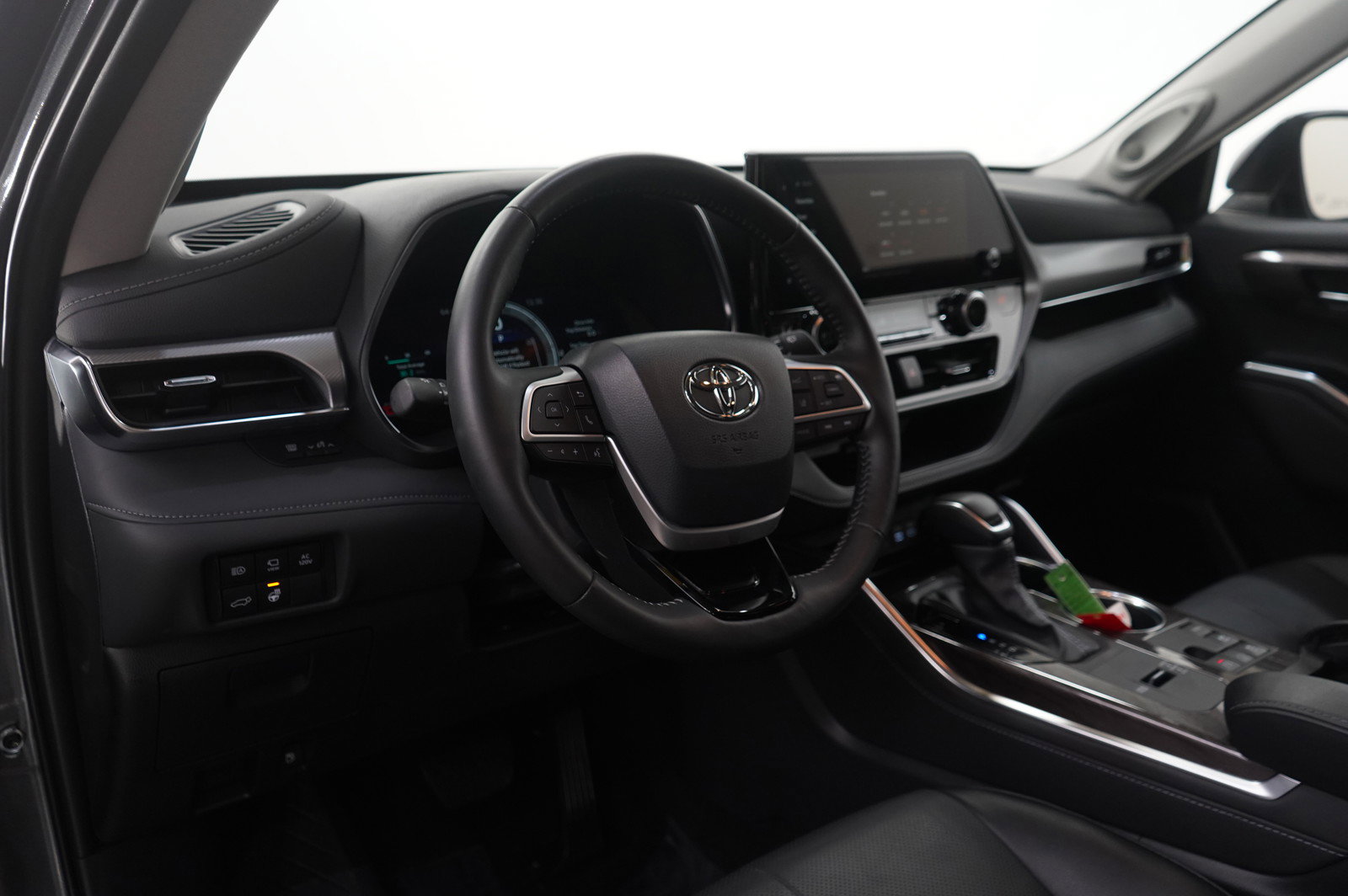 Used 2025 Toyota Highlander Platinum image 16
