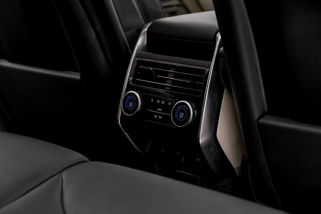 Used 2022 Land Rover Range Rover Long Wheelbase SE image 32