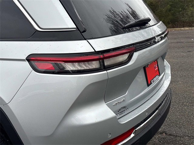 Used 2024 Jeep Grand Cherokee Laredo image 13