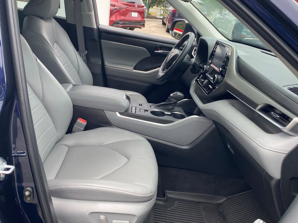 Used 2022 Toyota Highlander XLE FWD image 20