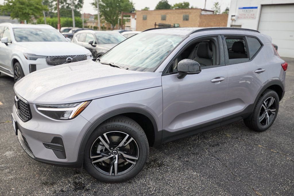 New 2026 Volvo XC40 B5 Core w/ Climate Package image 3