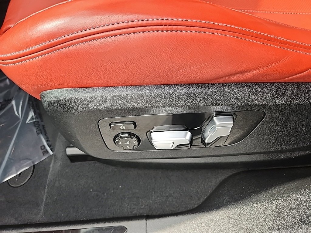 Used 2020 BMW X6 M Competition w/ Executive Package image 29