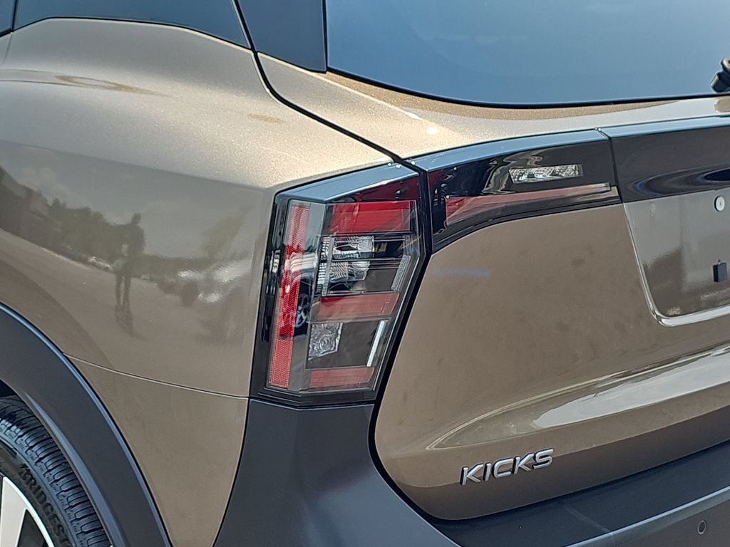 Used 2026 Nissan Kicks SR FWD image 32
