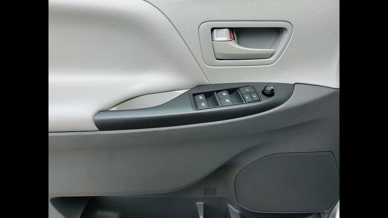 Used 2020 Toyota Sienna L image 17