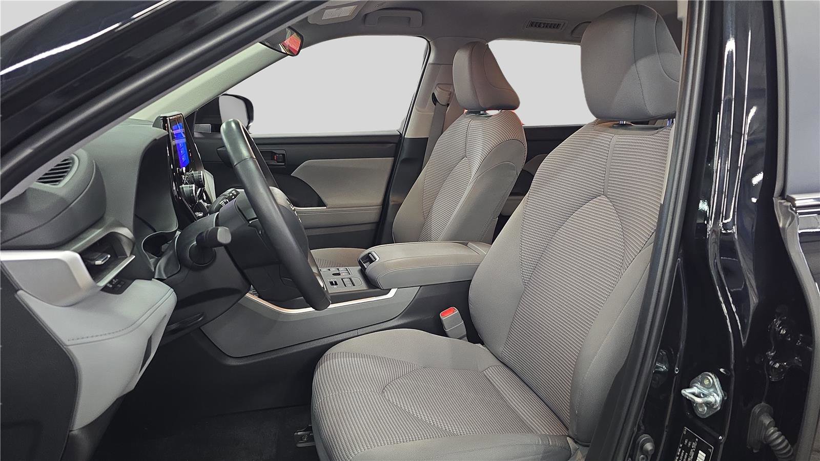 Used 2024 Toyota Highlander LE AWD/4WD image 11