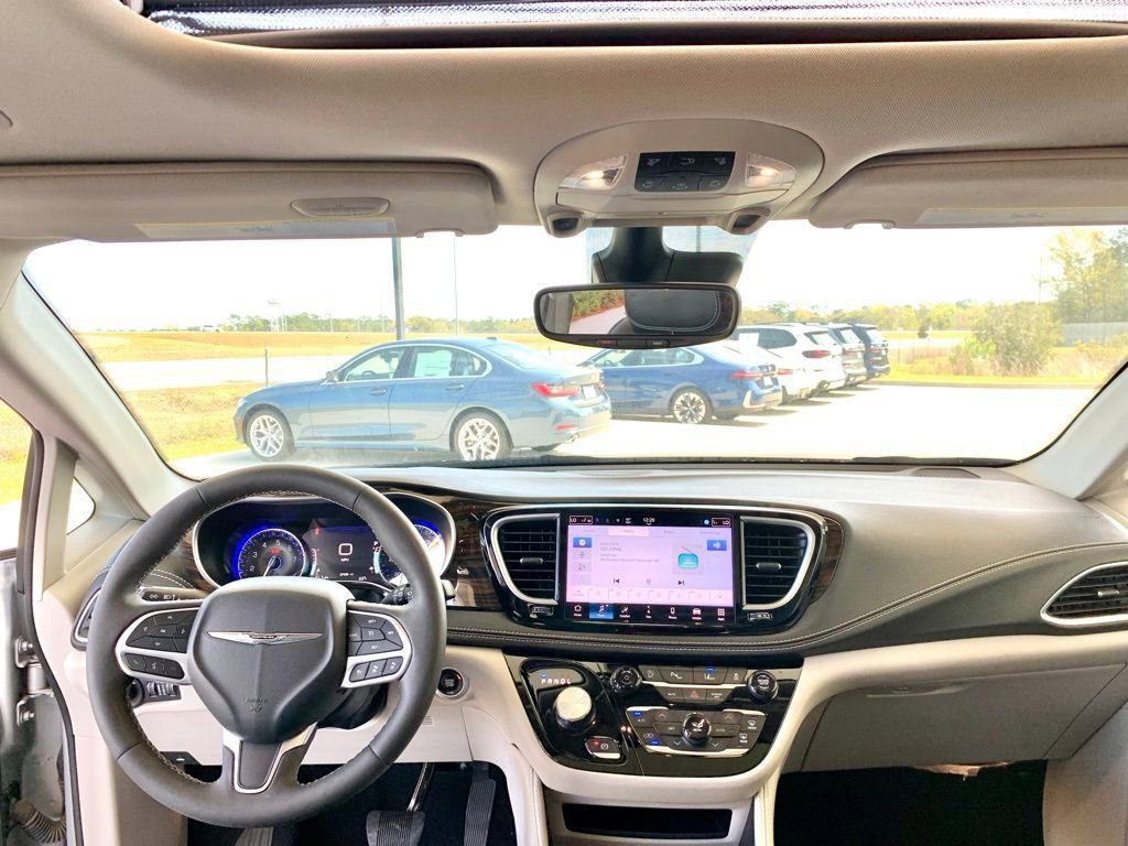 Used 2024 Chrysler Pacifica Limited image 17