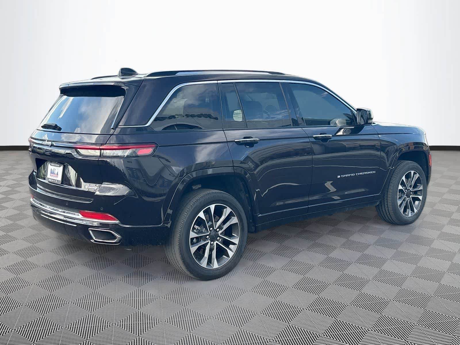 Used 2022 Jeep Grand Cherokee Overland AWD/4WD image 5