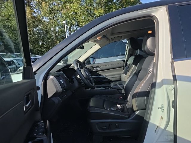 Used 2024 Nissan Pathfinder SL w/ SL Premium Package AWD/4WD image 3