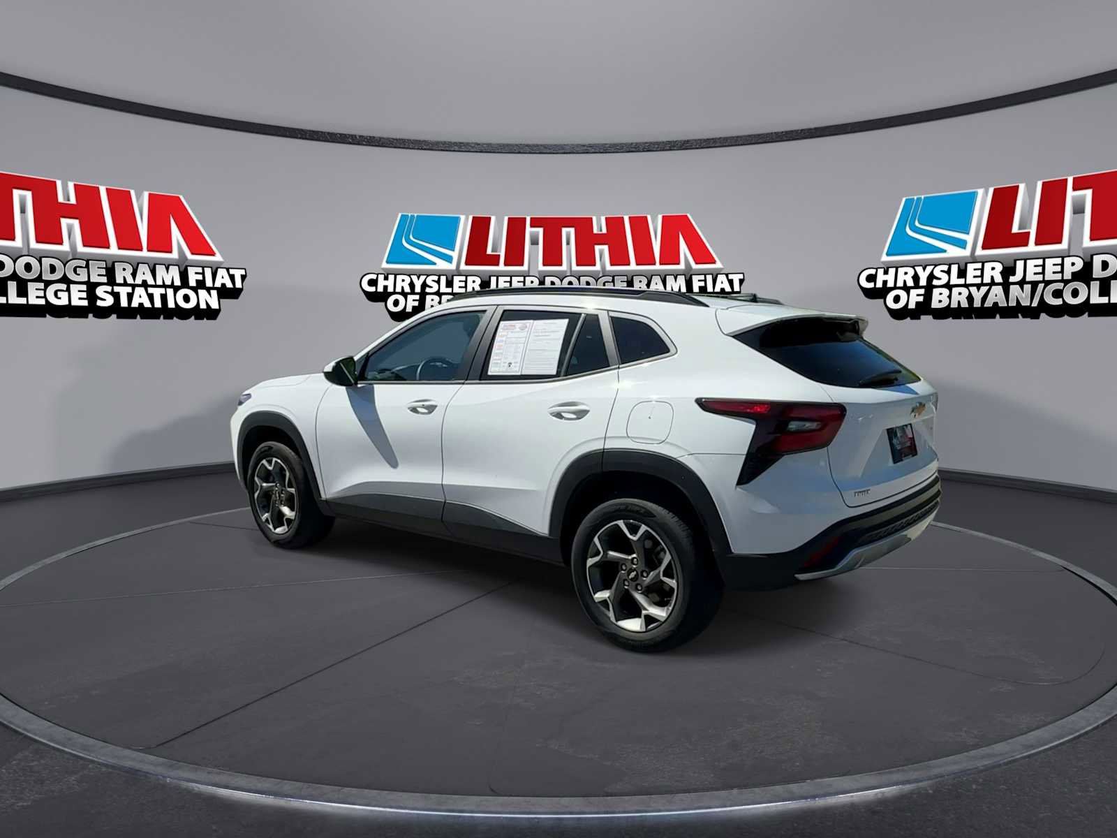 Used 2025 Chevrolet Trax LT w/ LT Convenience Package image 6