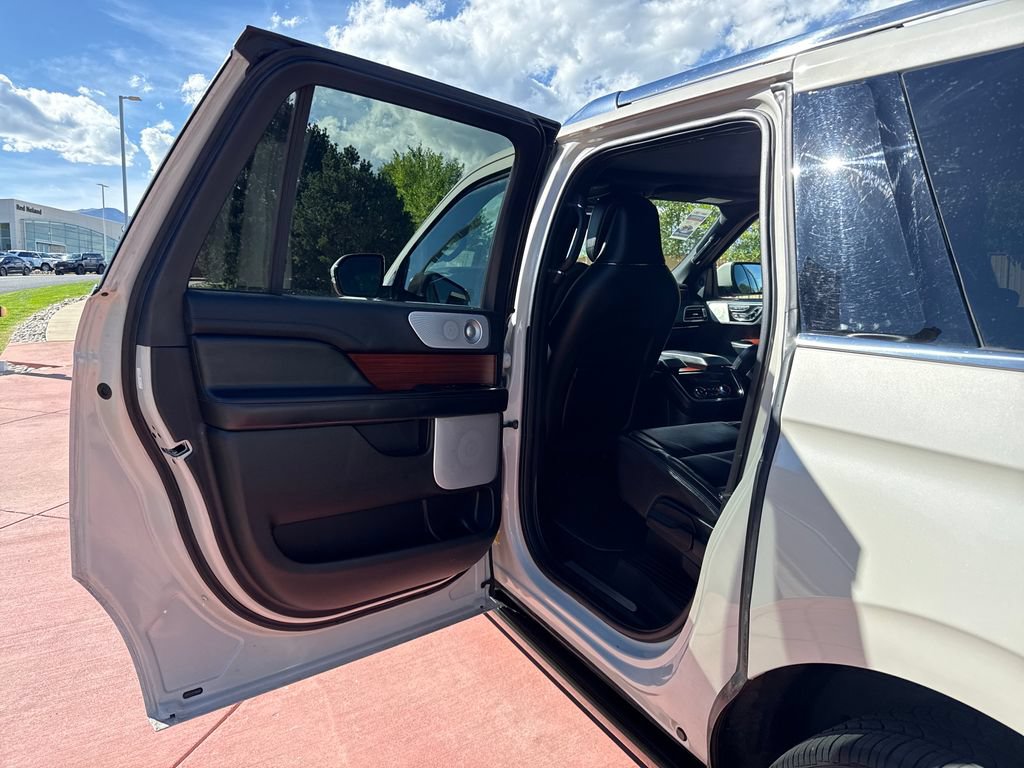 Certified 2021 Lincoln Navigator L Reserve AWD/4WD image 18