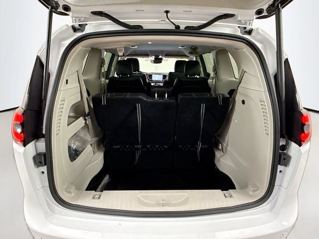 Used 2024 Chrysler Pacifica Touring-L FWD image 25