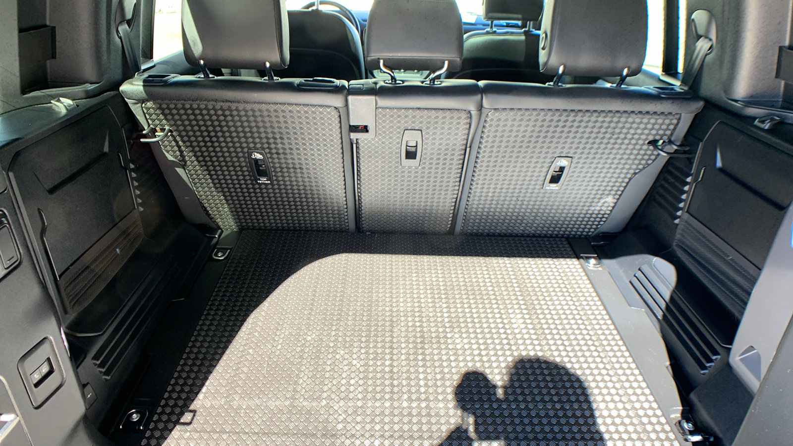 Used 2024 Land Rover Defender 110 S image 25