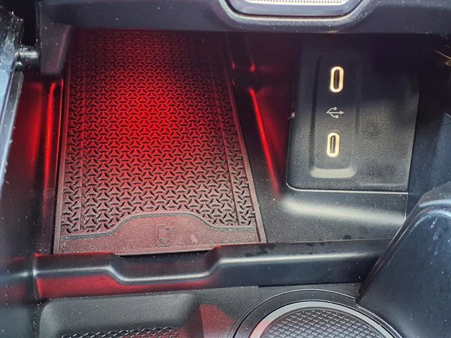 Used 2025 Mercedes-Benz GLC 300 image 8