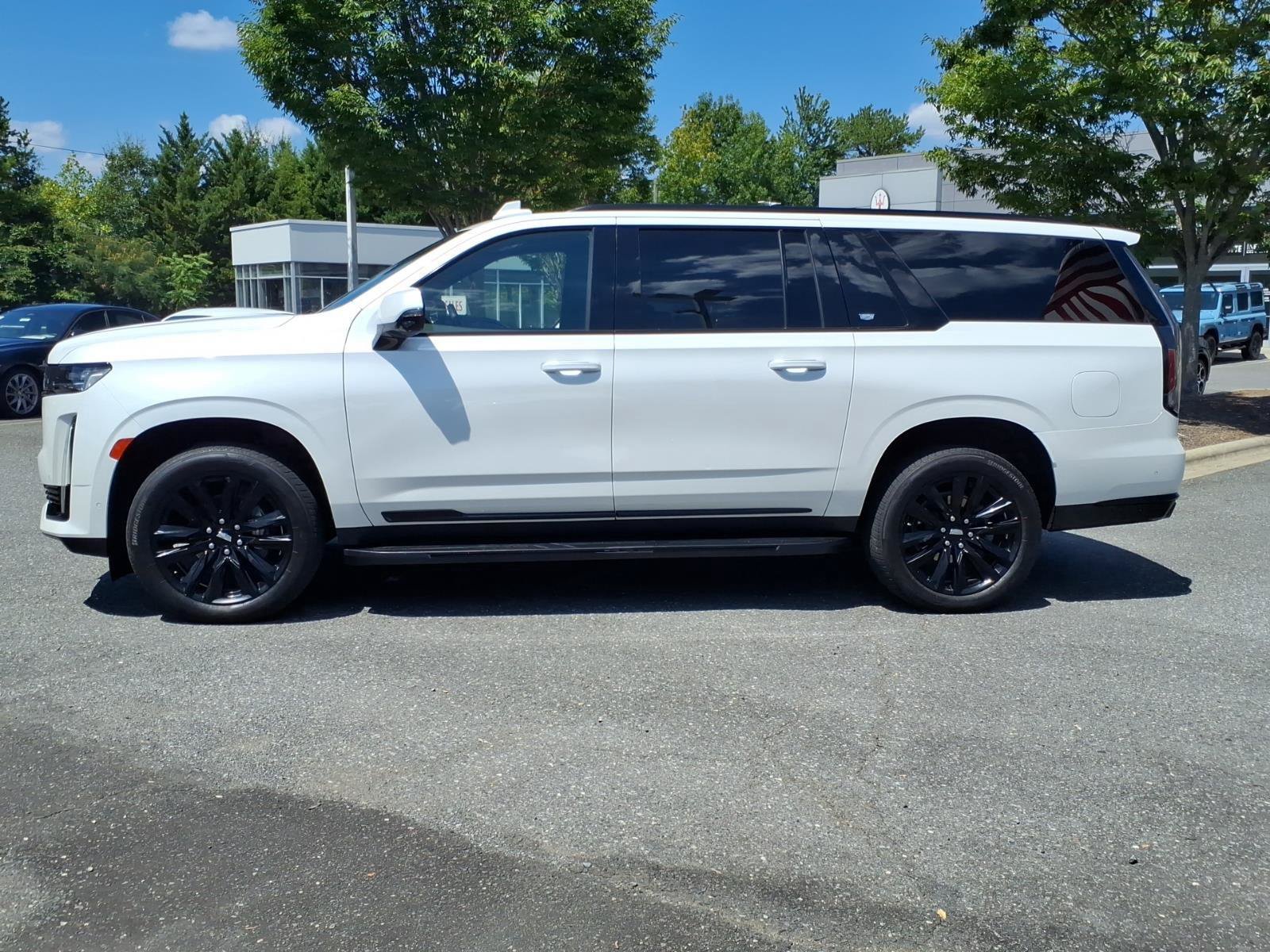 Used 2023 Cadillac Escalade ESV Sport AWD/4WD image 2