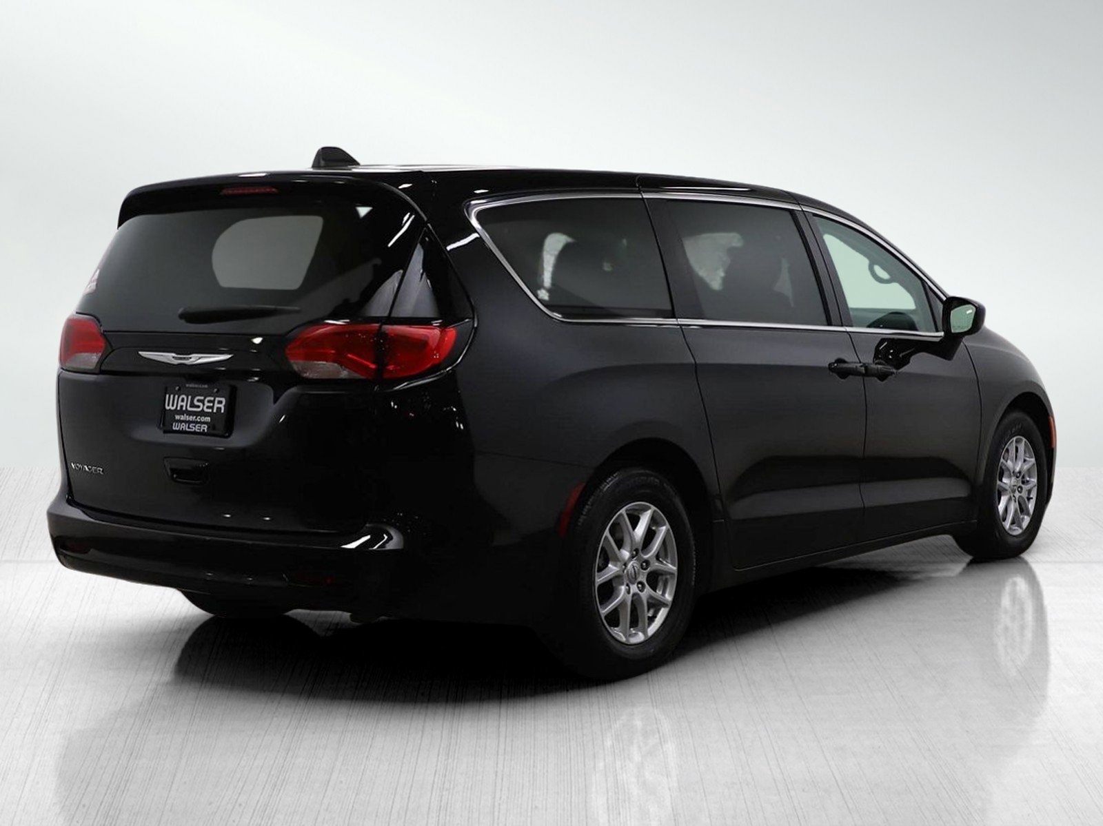 Used 2024 Chrysler Voyager LX image 5