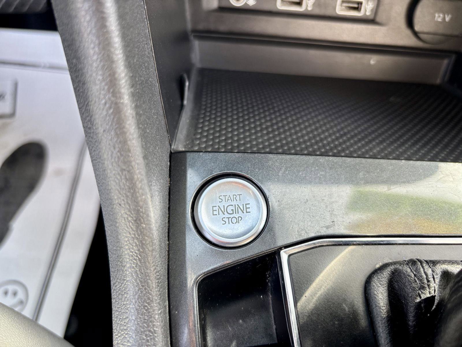 Used 2018 Volkswagen Tiguan SEL AWD/4WD image 23