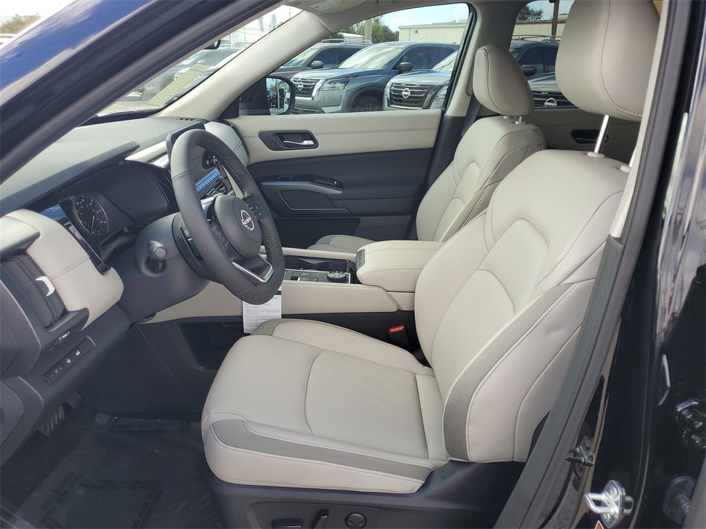 New 2025 Nissan Pathfinder SL image 9