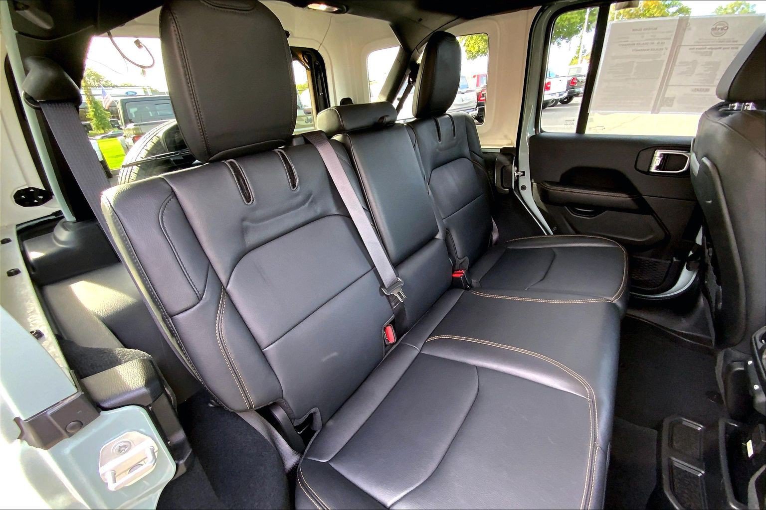 Used 2024 Jeep Wrangler Unlimited Sahara w/ Technology Group AWD/4WD image 19