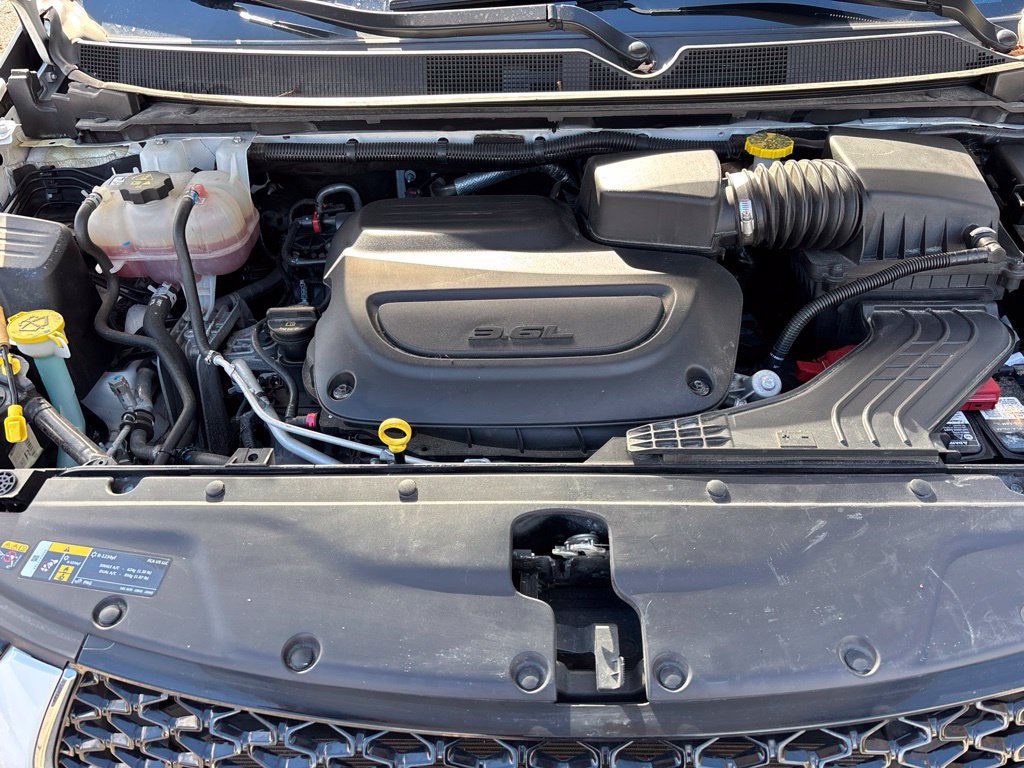 Used 2024 Chrysler Pacifica Touring-L FWD image 12