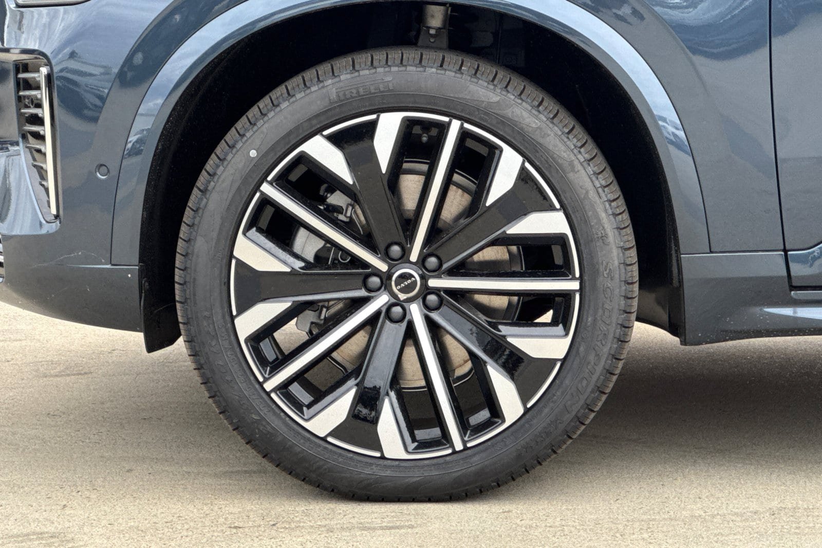 New 2026 Volvo XC90 B5 Plus w/ Protection Package AWD/4WD image 10