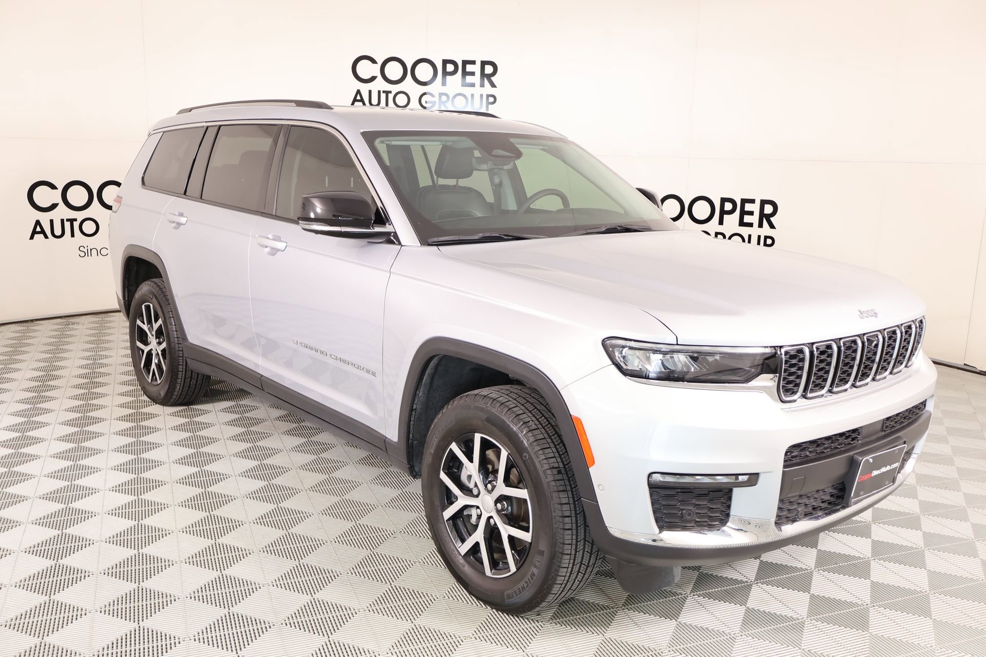 Used 2024 Jeep Grand Cherokee L Limited w/ Luxury Tech Group II AWD/4WD image 1