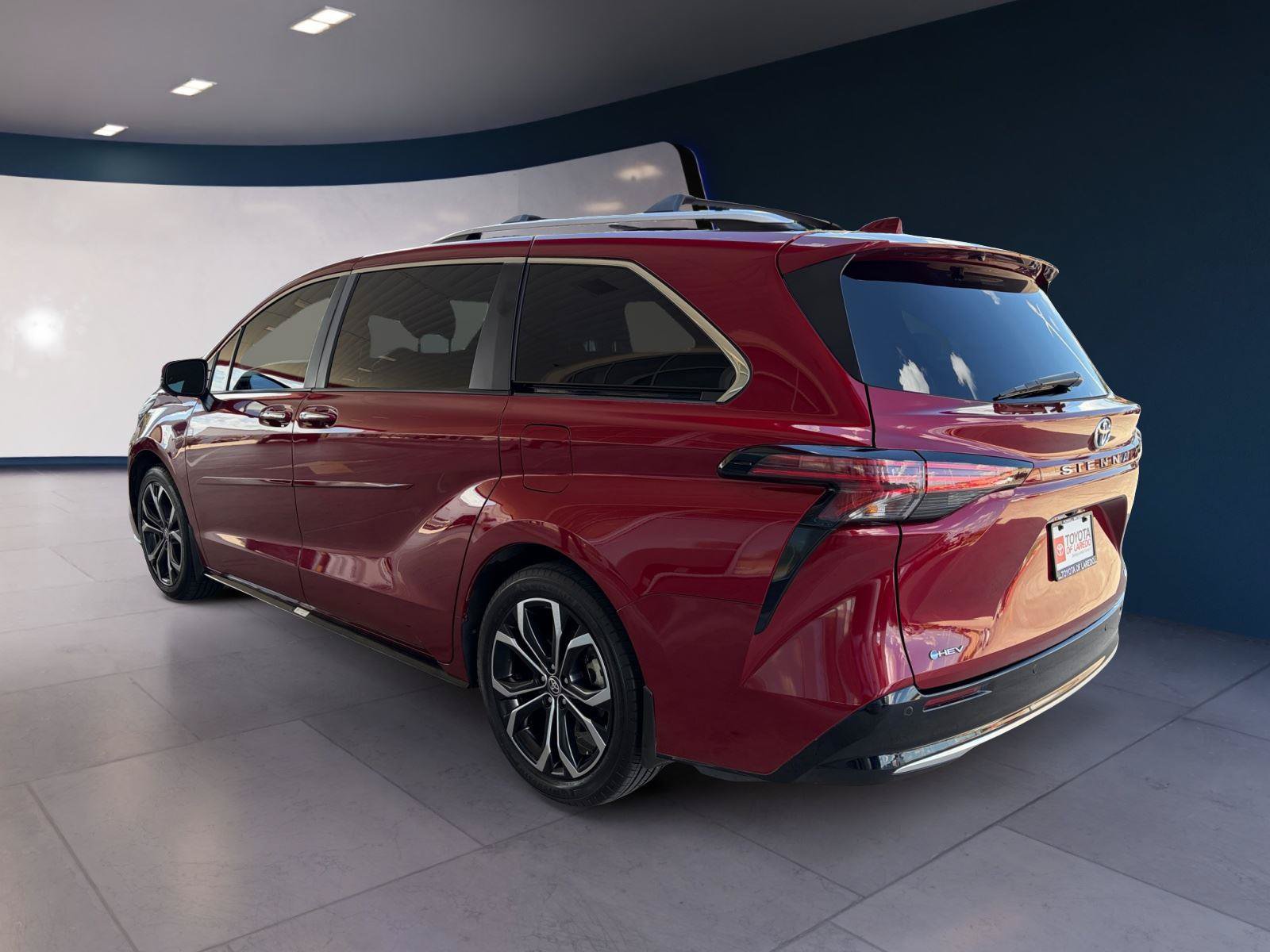 Used 2025 Toyota Sienna Platinum FWD image 3