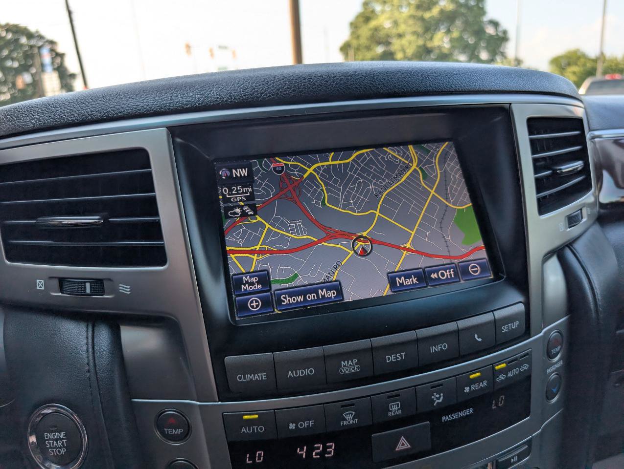 Used 2013 Lexus LX 570 4WD w/ Luxury Pkg w/Pre-crash image 18