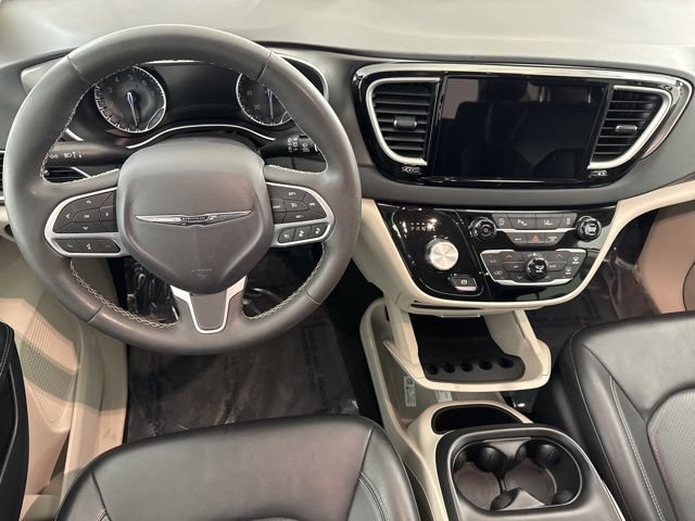 Used 2023 Chrysler Pacifica Touring-L FWD image 21