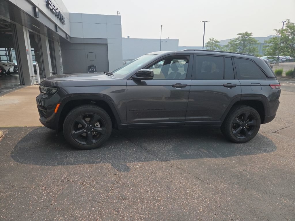 Used 2023 Jeep Grand Cherokee Altitude AWD/4WD image 3