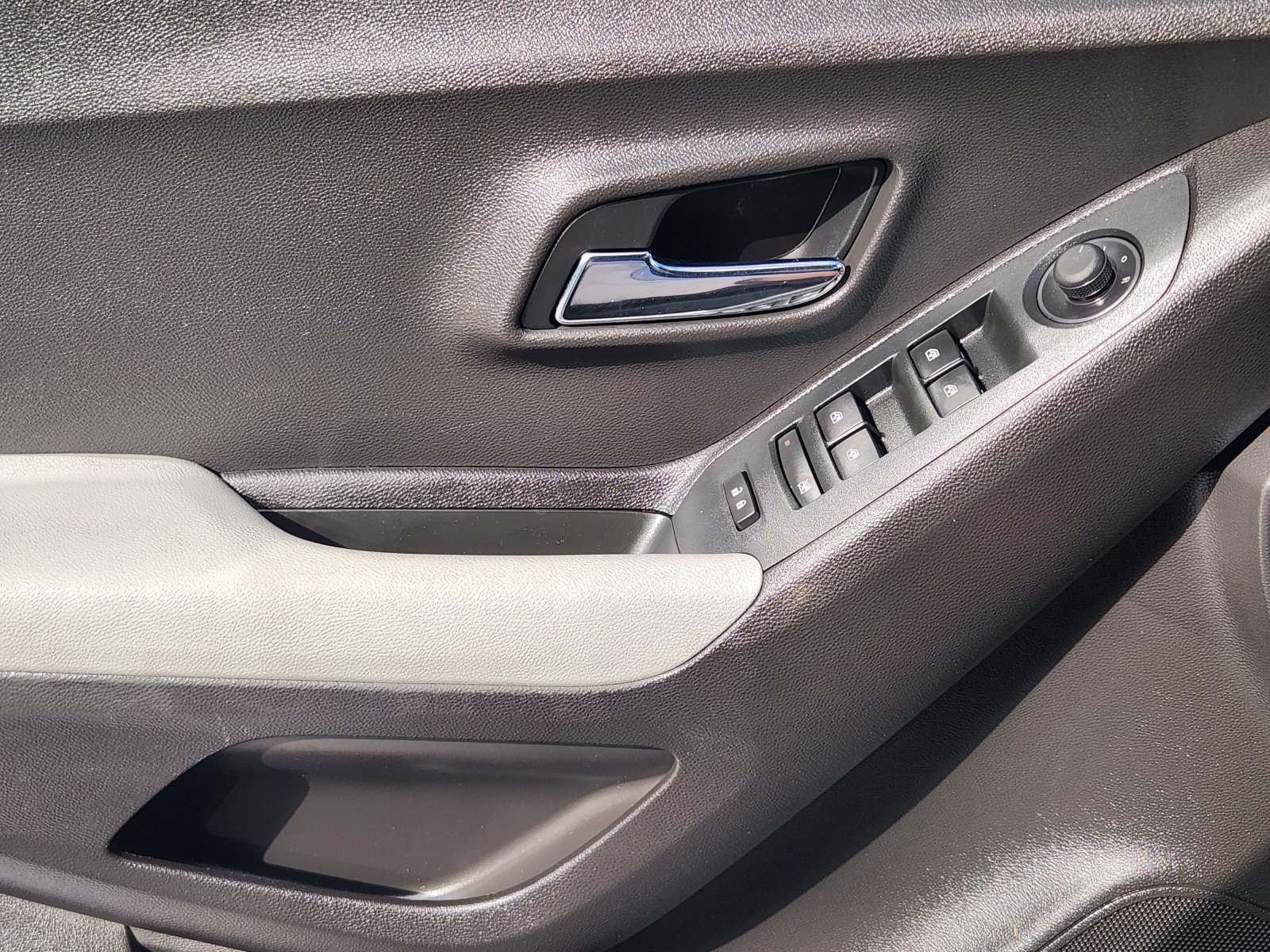 Used 2018 Chevrolet Trax LT w/ LT Convenience Package AWD/4WD image 25