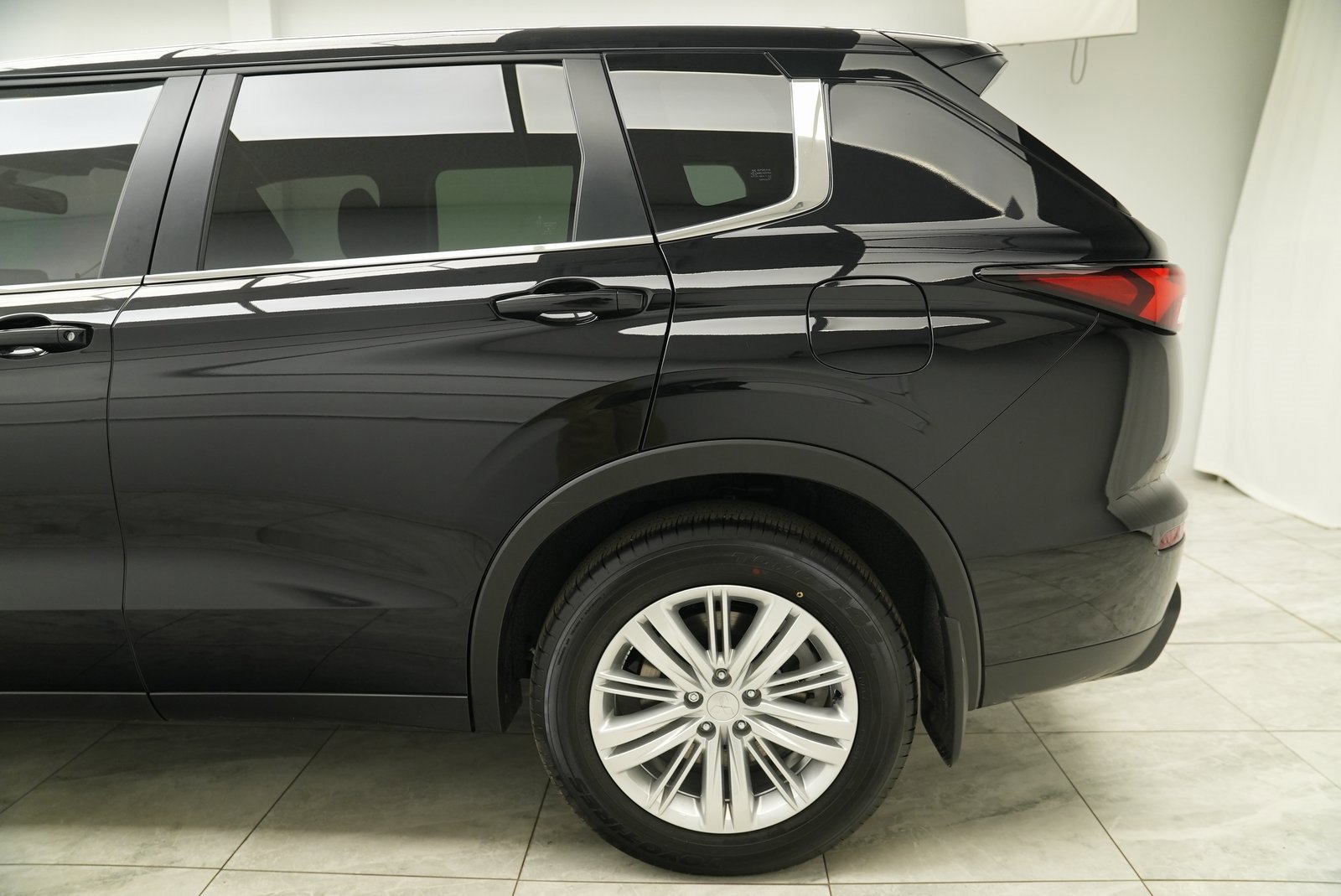 Used 2025 Mitsubishi Outlander ES image 14