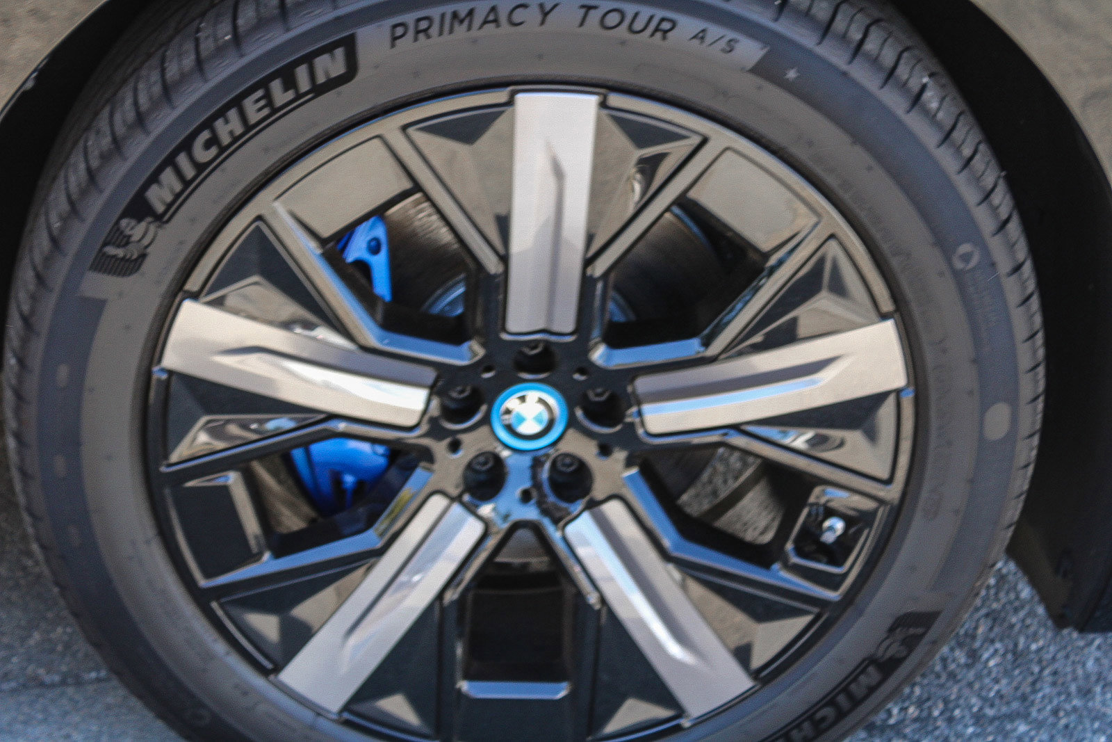 New 2025 BMW iX M60 image 10