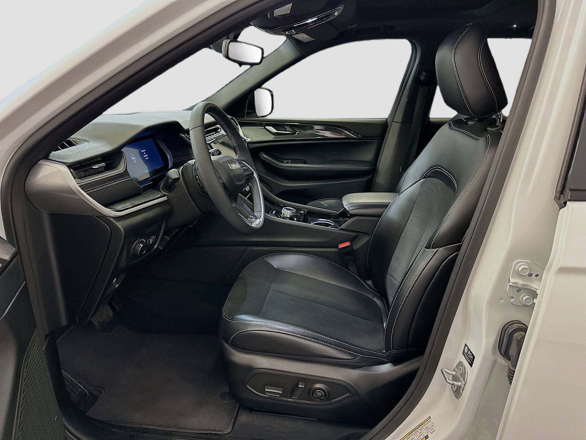 Used 2023 Jeep Grand Cherokee Altitude image 13