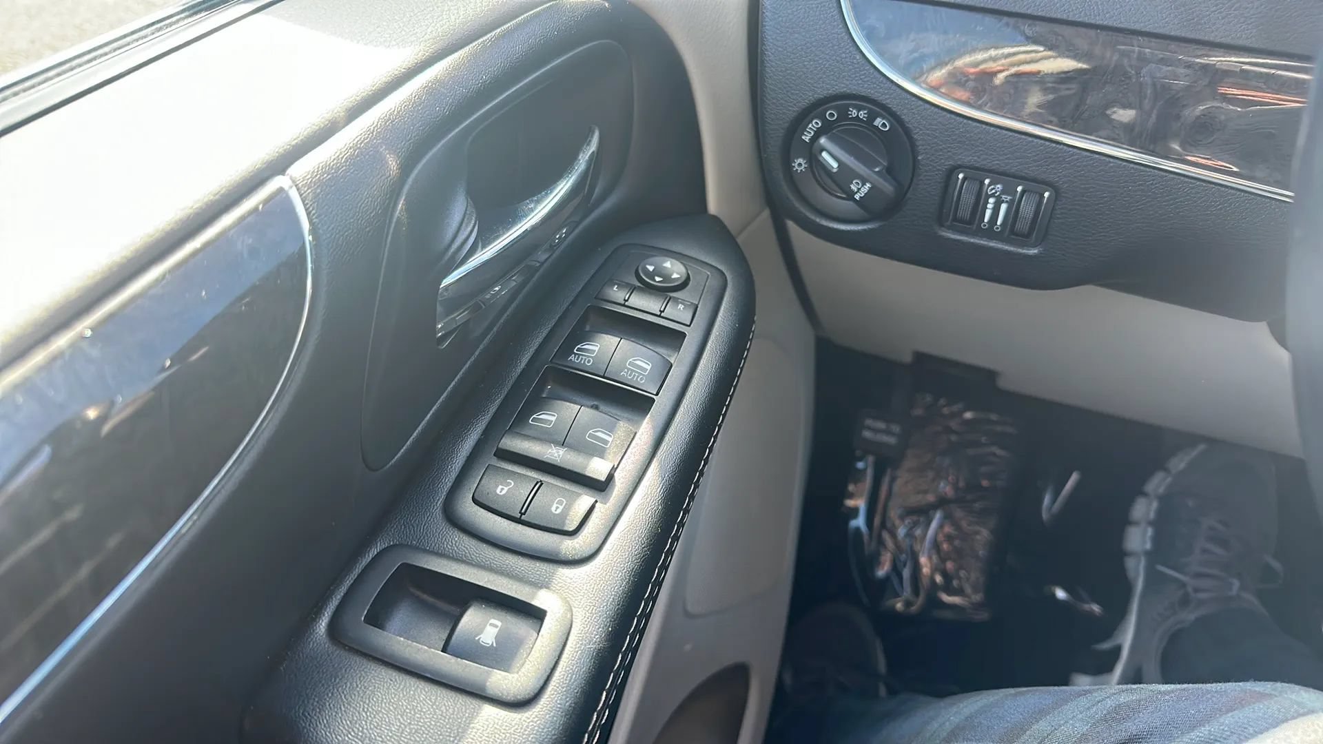 Used 2016 Chrysler Town & Country Touring FWD image 17