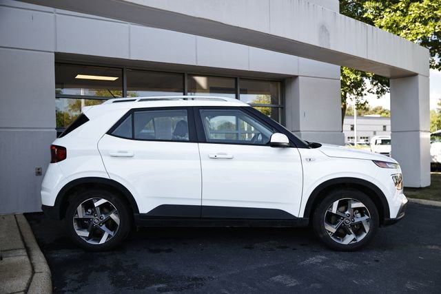 Used 2025 Hyundai Venue SEL FWD image 4