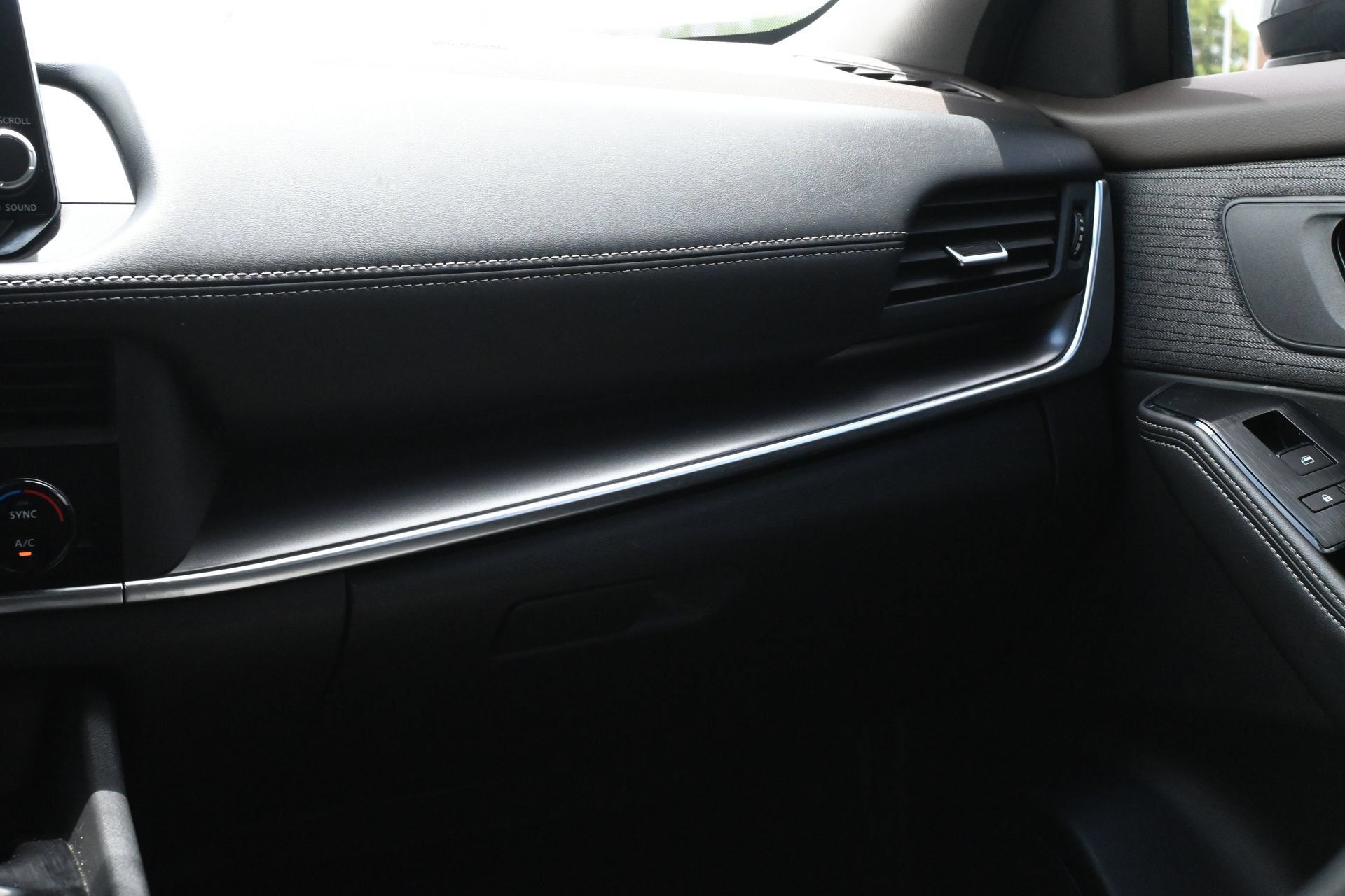 Used 2023 Nissan Rogue SV AWD/4WD image 9