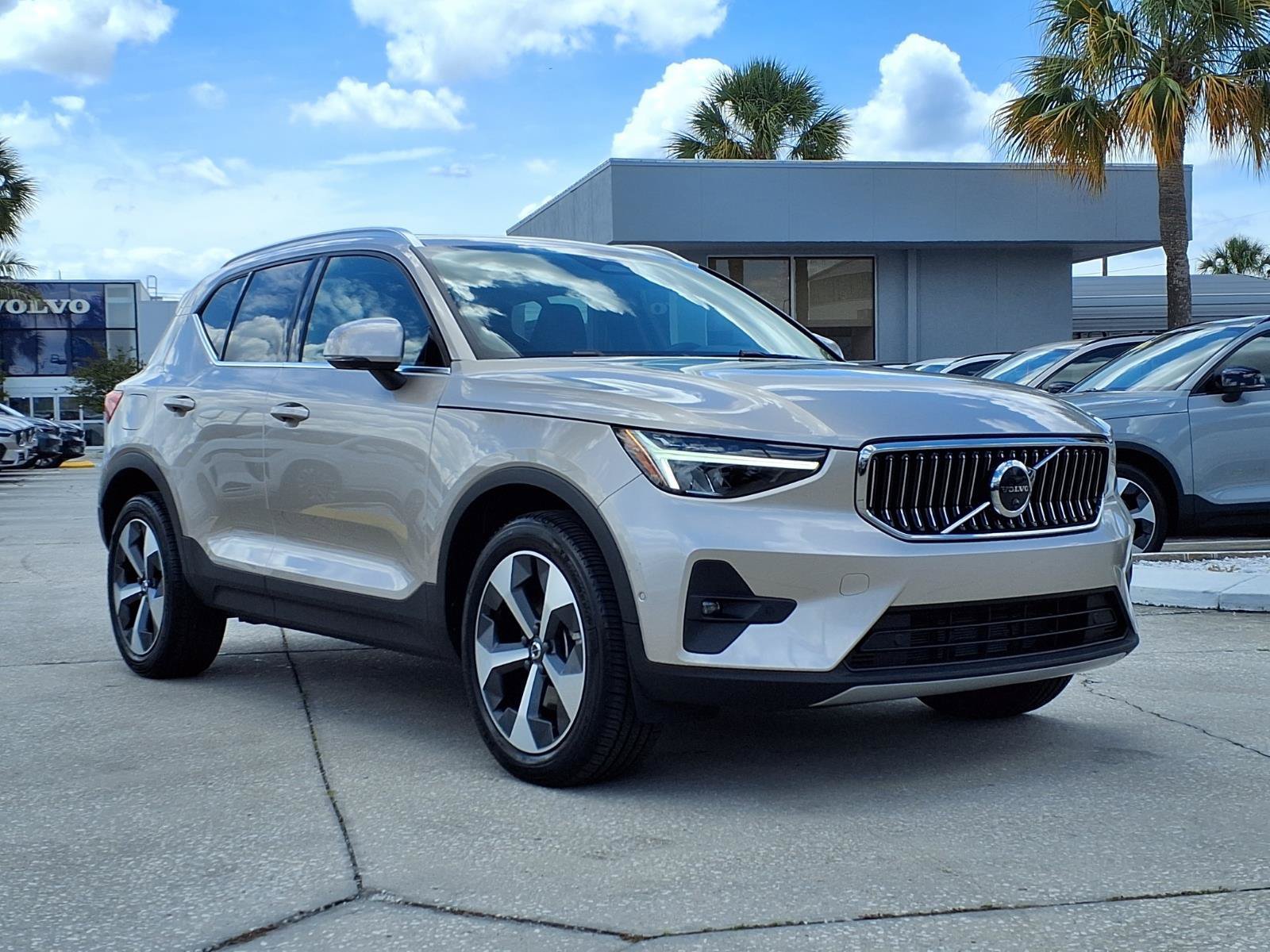 Certified 2023 Volvo XC40 B5 Plus w/ Driver Assist Package AWD/4WD image 2