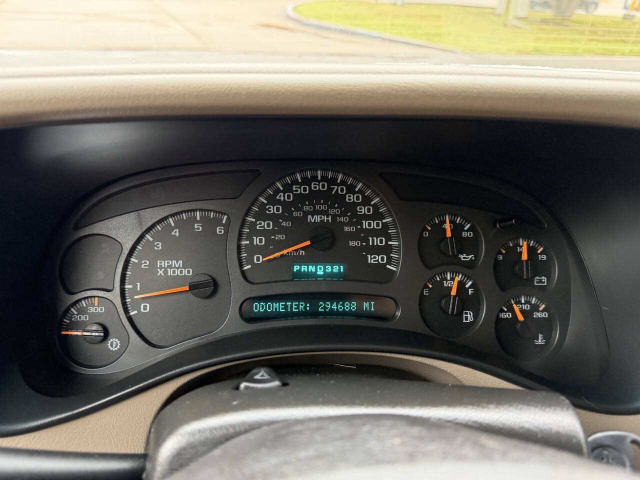 Used 2004 Chevrolet Suburban 2500 LT w/ Preferred Equipment Group AWD/4WD image 21