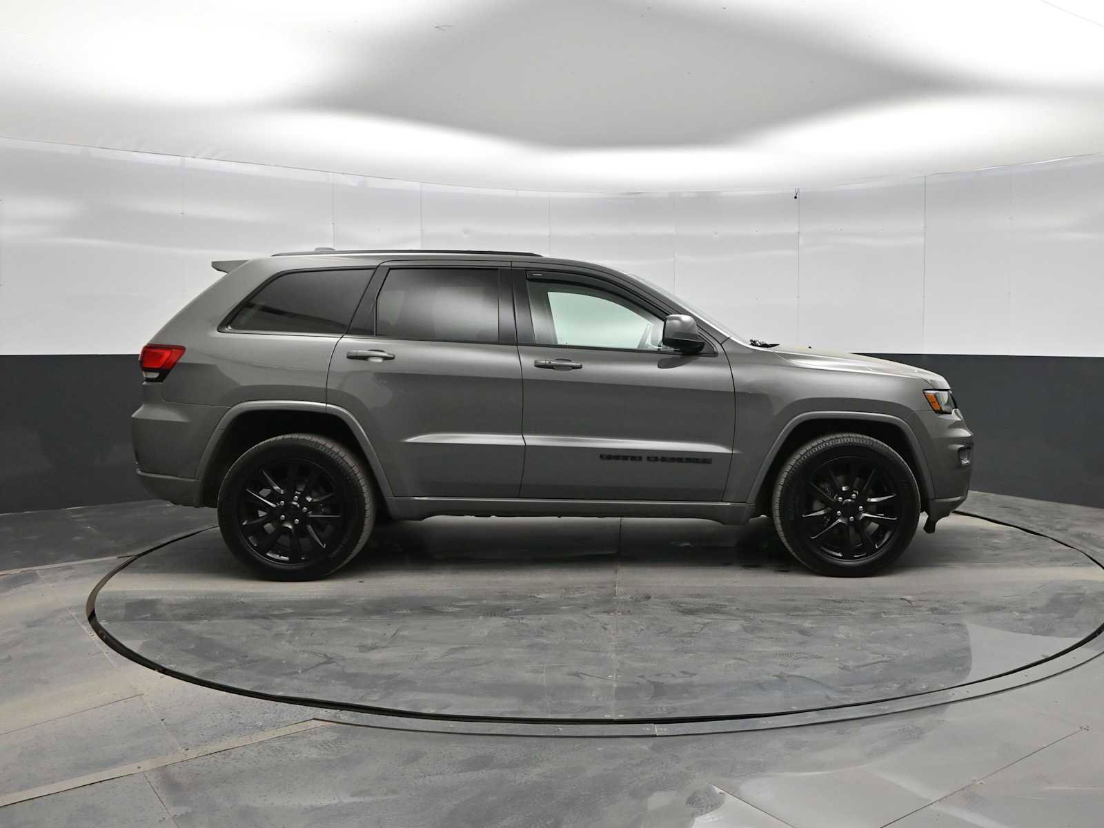 Used 2019 Jeep Grand Cherokee Altitude image 9