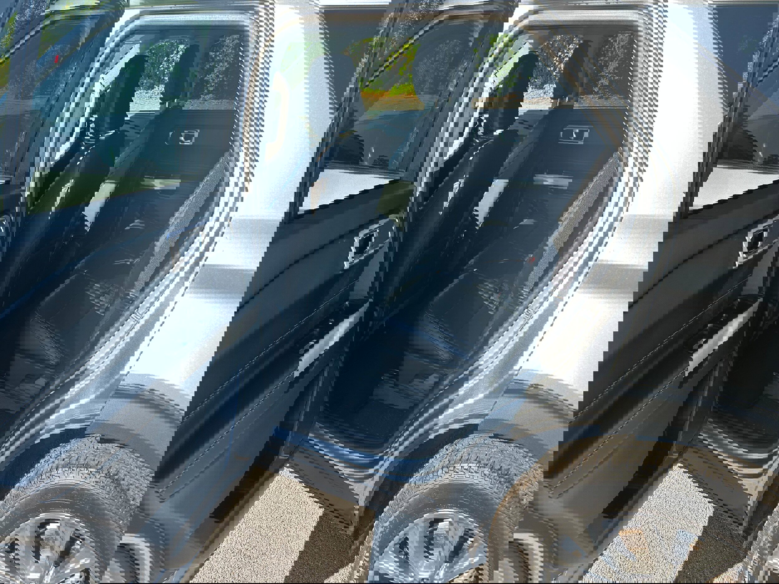 Used 2022 Ford Explorer XLT w/ Equipment Group 202A image 8