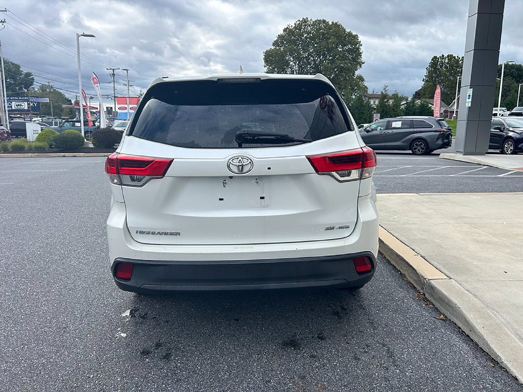 Used 2017 Toyota Highlander SE AWD/4WD image 5