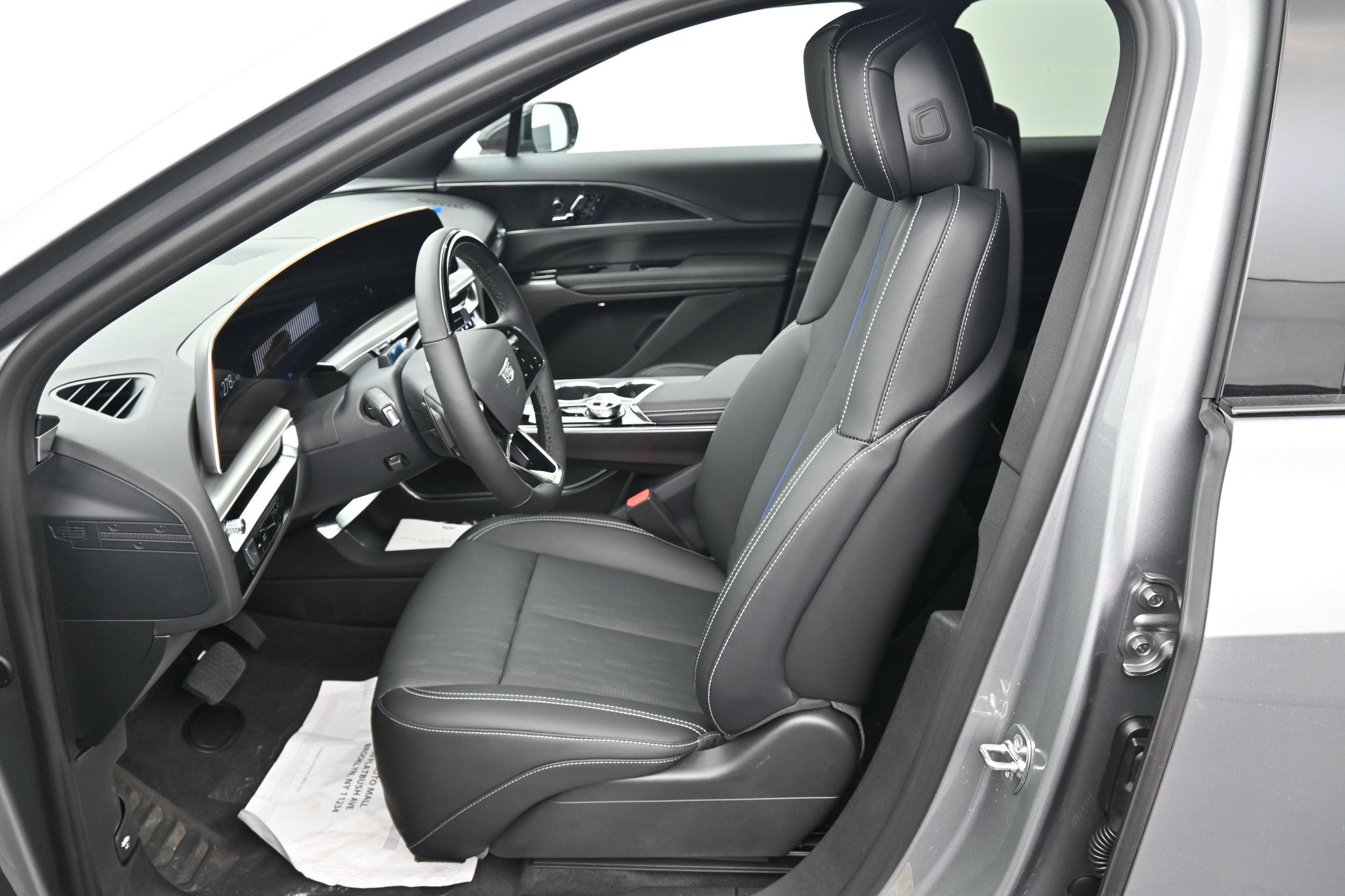 New 2026 Cadillac Lyriq Luxury AWD/4WD image 11