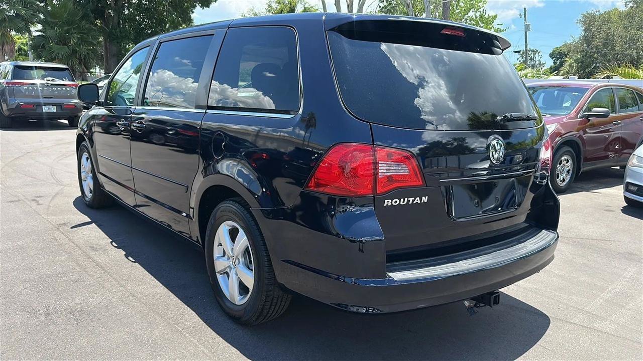 Used 2010 Volkswagen Routan SE FWD image 10