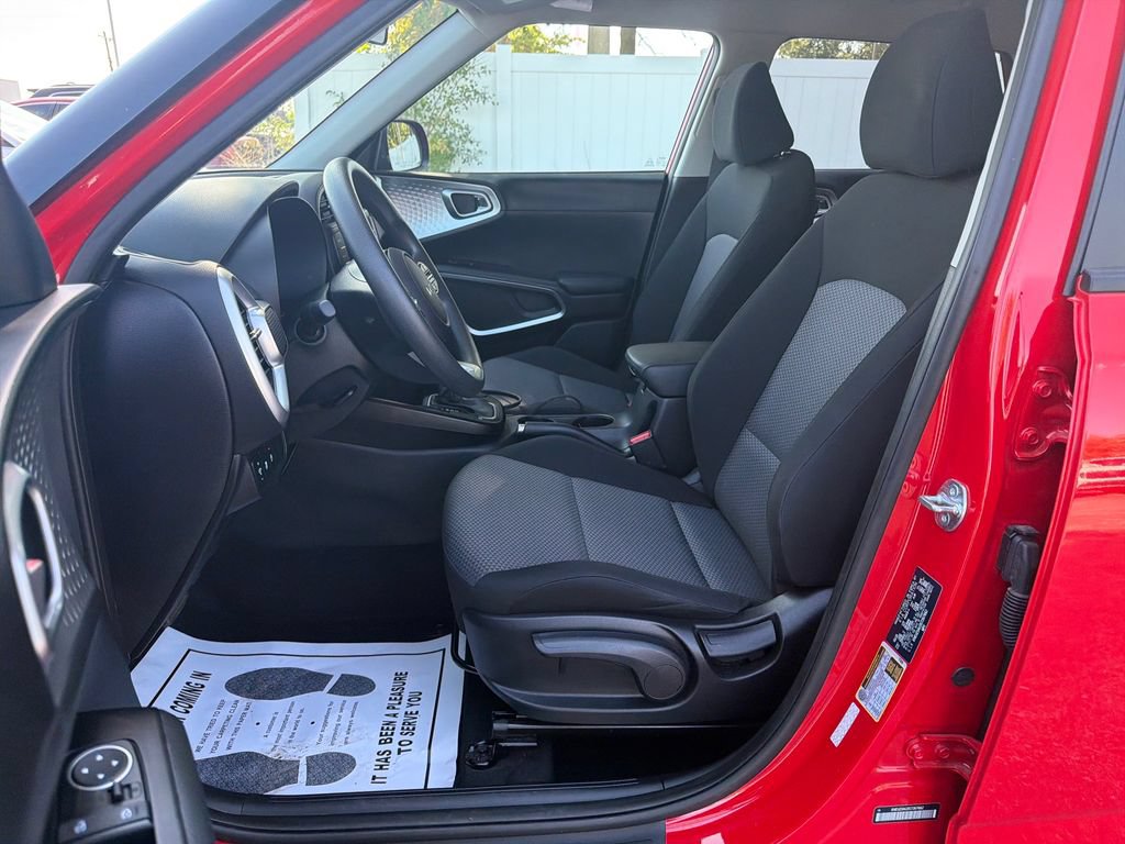 Used 2025 Kia Soul LX w/ LX Technology Package FWD image 11