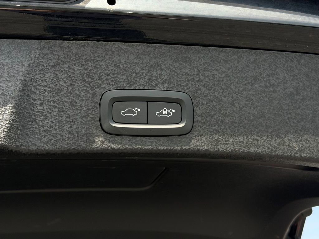 Certified 2023 Volvo XC40 B5 Core w/ Convenience Package image 18