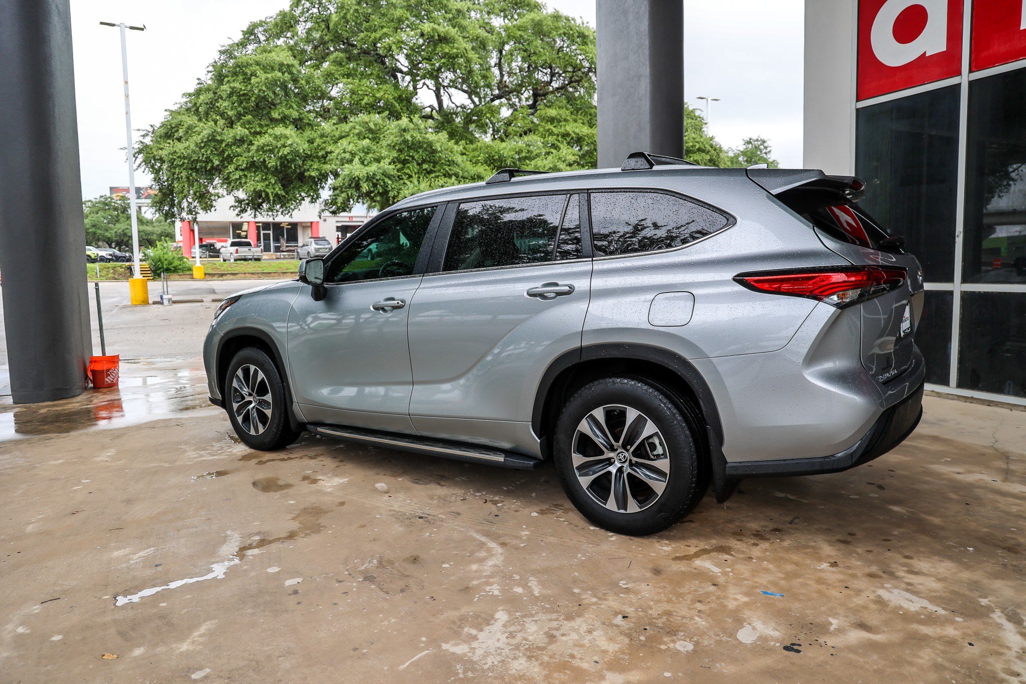 Used 2023 Toyota Highlander XLE FWD image 10
