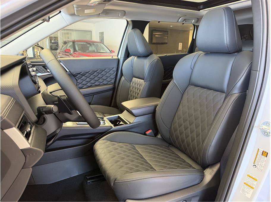 Used 2025 Mitsubishi Outlander 4WD Plug-In Hybrid image 21