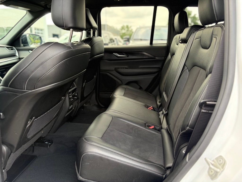 Used 2023 Jeep Grand Cherokee Altitude AWD/4WD image 13
